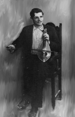Antonis "Kareklas" Papadakis (1893–1980) Né à Réthymnon, il était l'un des joueurs de Lyra crétoise les plus important du 20ème siècle