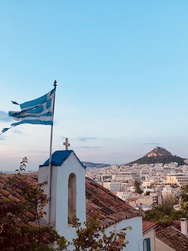 L'église agios Georgios à Anafiotika, vêtu du drapeau grec