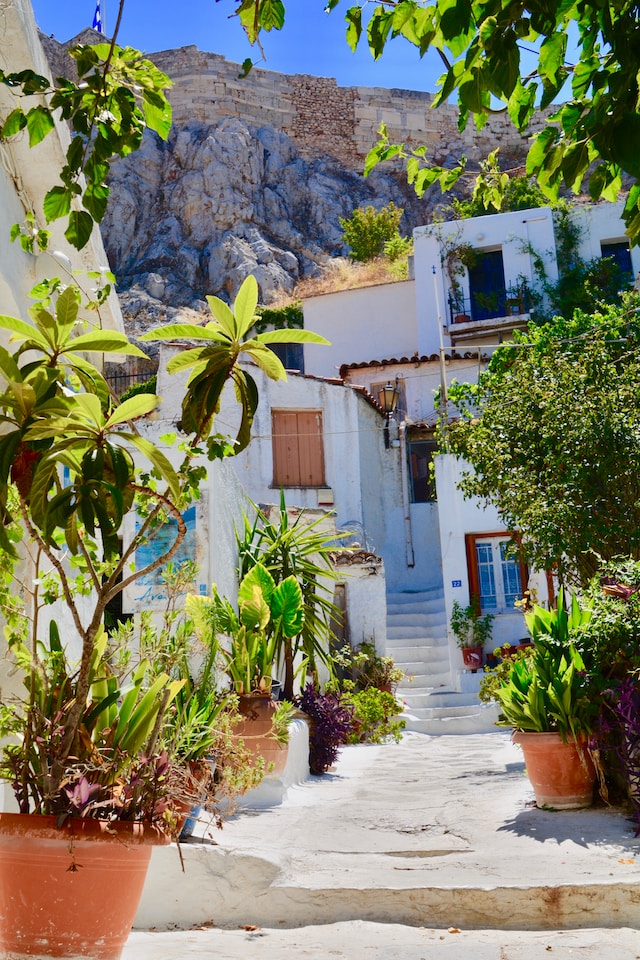 une ruelle d'anafiotika, aux murs blanchis à la chaux et les fenêtres peintes en bleu rappelle l'architecture des Cyclades