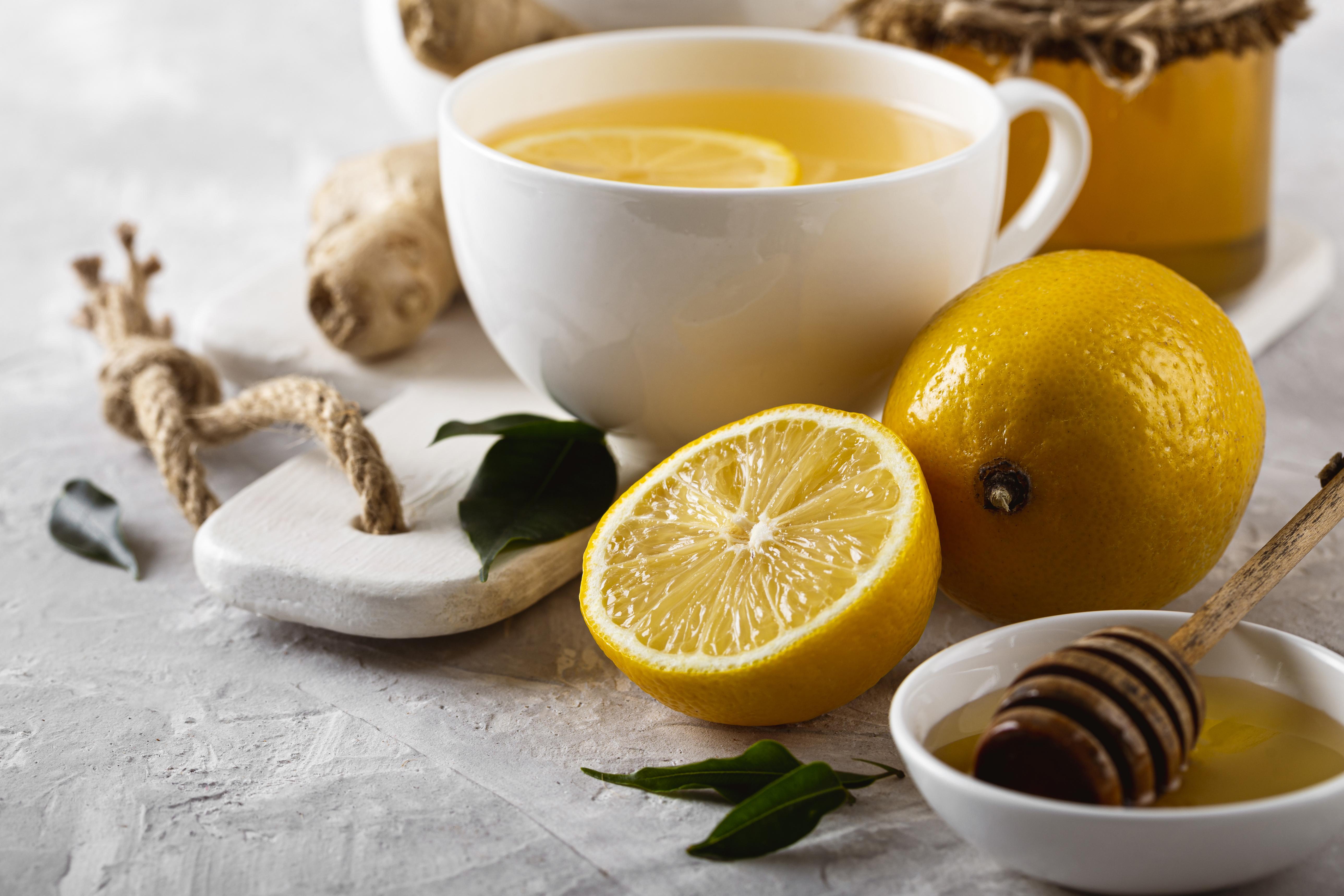 Boisson chaude au citron et au miel (de thym), parfait pour calmer les maladies de l'hiver