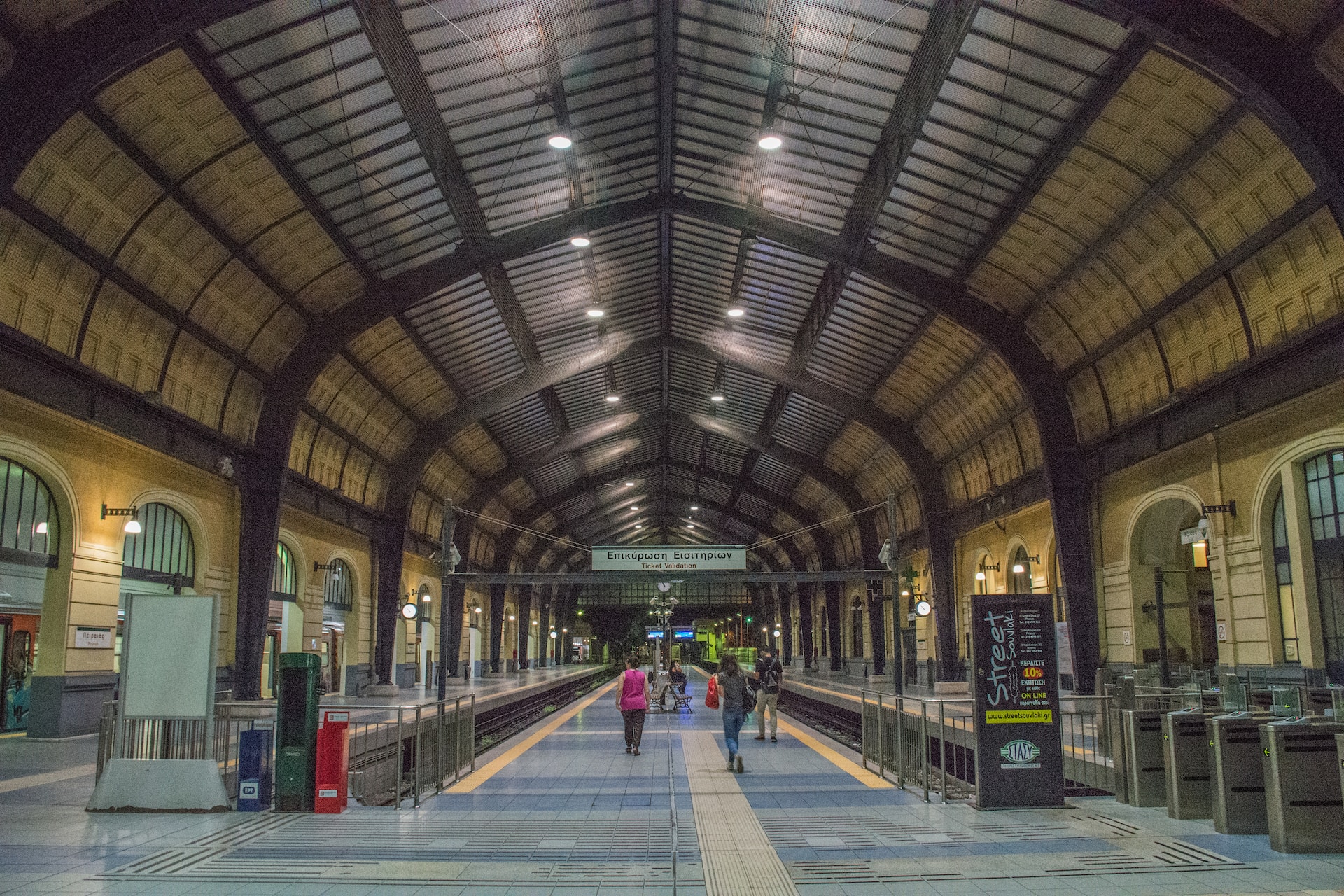 Station de la gare du Pirée, avec sa charpente en fer de style néo-classique