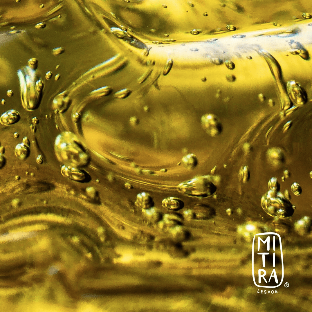 la belle couleur dorée de l'huile d'olive extra vierge biologique Mitira