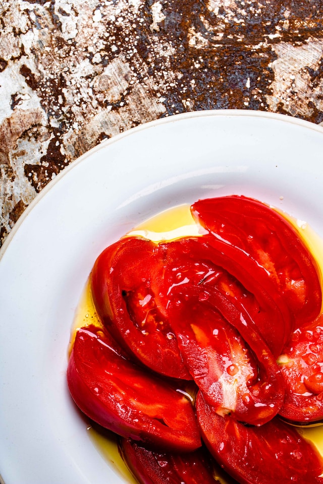 La pomodori, tomate grecque en forme d'oeuf et à chair juteuse, parfaite pour préparer des sauces tomates maison