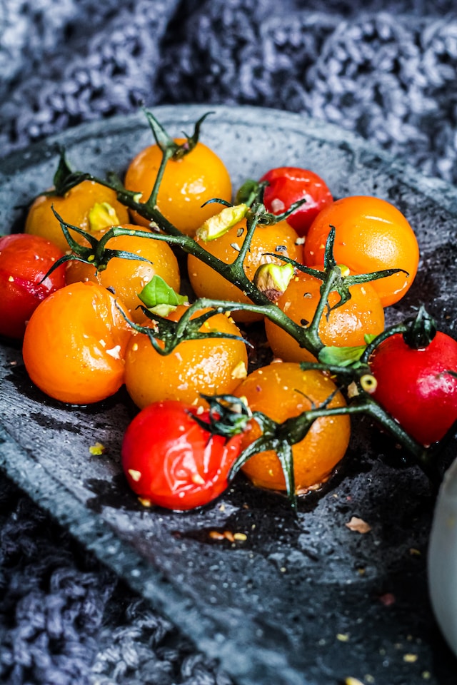 tomatini jaunes, tomates cerises à la couleur jaune que l'on voit apparaître depuis quelques années sur les marchés et plats grecs