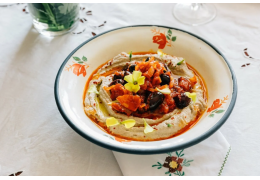 Fava à la sauce épicée aux oignons et aux olives Fava à la sauce épicée aux oignons et aux olives