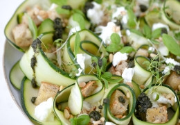 Recette | Salade de courgettes crues, sauce aux herbes aromatiques