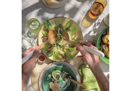 Salade d' artichauts grillés, pommes de terre au four et sauce au persil.